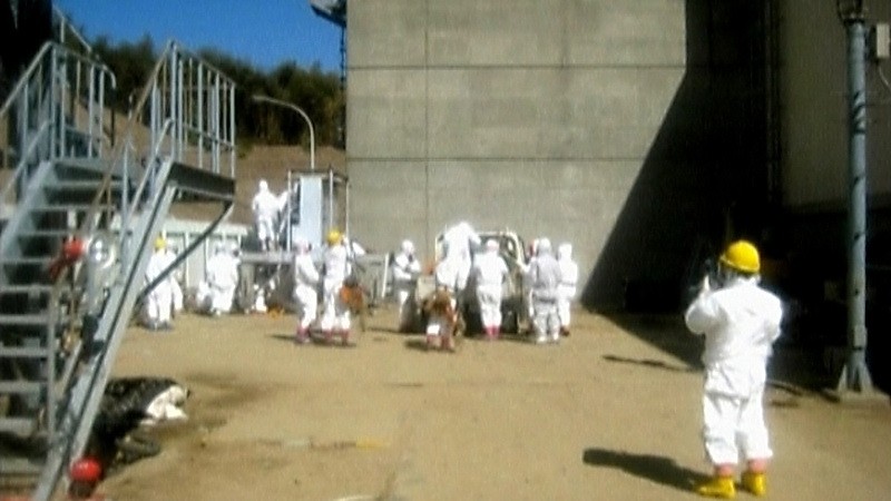 Technici sa snažia zaviesť elektrinu do jadrovej elektrárne vo Fukušime